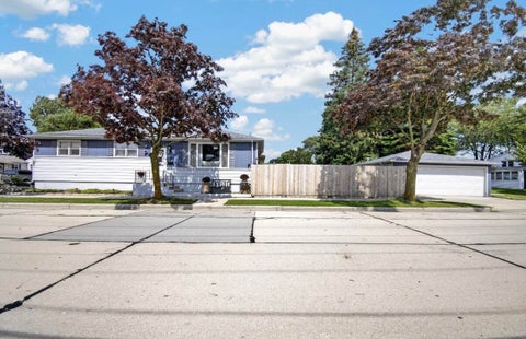 Photo of 744 Shoreland Dr, Racine, WI 53402 (MLS # 1980821)