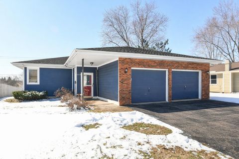 Photo of 1118 Cottonwood St, Delavan, WI 53115 (MLS # 1954801)