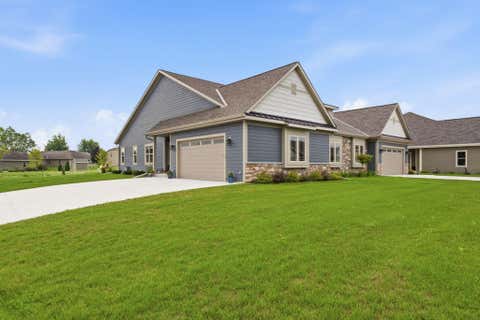 Photo of 627 Lambert Ct, Slinger, WI 53086 (MLS # 1976210)