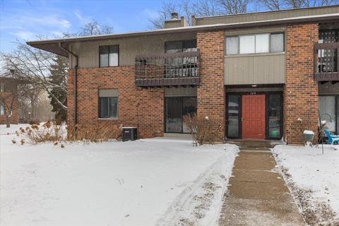 Photo of 360 Park Hill Dr, Pewaukee, WI 53072 (MLS # 1948171)