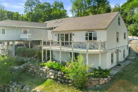 Photo of N39W27485 Hillside Grove Rd, Pewaukee, WI 53072 (MLS # 1964833)