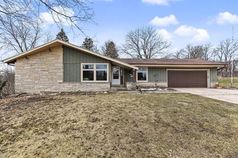 Photo of 3355 S Cari Adam Dr, New Berlin, WI 53146 (MLS # 1952359)