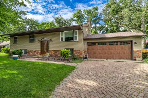 Photo of 501 Sue Ann Dr, Lake Geneva, WI 53147 (MLS # 1960765)