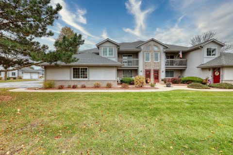 Photo of 823 Quinlan Dr, Pewaukee, WI 53072 (MLS # 1941945)