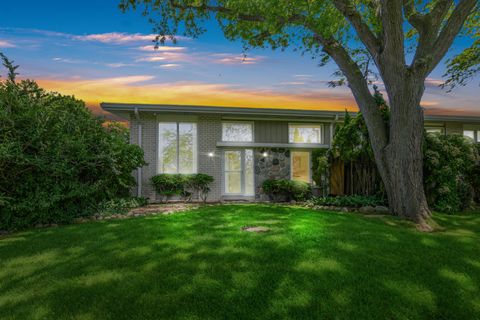 Photo of 12929 N Colony Dr, Mequon, WI 53097 (MLS # 1922629)