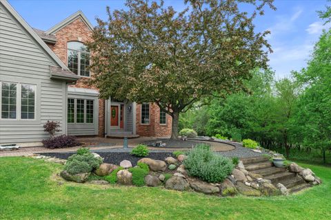 Photo of W275N1891 Cabin Creek Ct, Pewaukee, WI 53072 (MLS # 1963439)