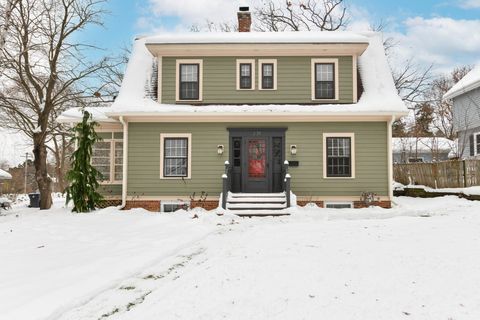 Photo of 238 Prospect Ave, Pewaukee, WI 53072 (MLS # 1944955)