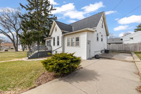 Photo of 224 W Martin Ln, Milwaukee, WI 53207 (MLS # 1955308)