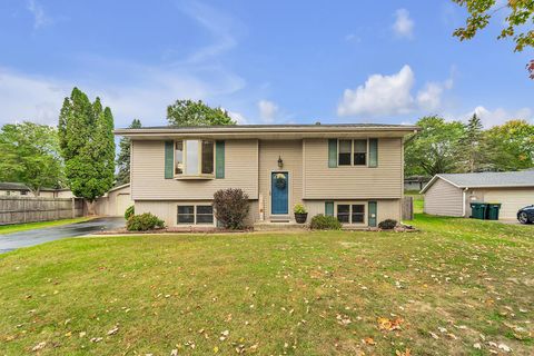 Photo of 633 W Hollybrook Ln, Saukville, WI 53080 (MLS # 1938955)