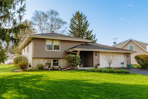 Photo of W158N10796 Catskill Ln, Germantown, WI 53022 (MLS # 1965483)