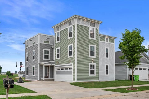 Photo of 822 S Skypark Dr, Hartford, WI 53027 (MLS # 1974564)