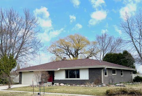Photo of 6490 S Crane Dr, Oak Creek, WI 53154 (MLS # 1956706)