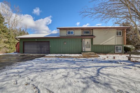 Photo of S94W35101 Crestfield Ct, Eagle, WI 53119 (MLS # 1952821)