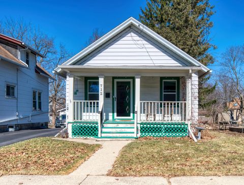 Photo of 712 Hamilton Ave, Waukesha, WI 53186 (MLS # 1953837)