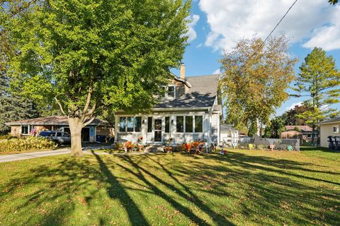Photo of 910 N Green Bay Rd, Grafton, WI 53024 (MLS # 1940792) Photo of 910 N Green Bay Rd, Grafton, WI 53024 (MLS # 1940792)
