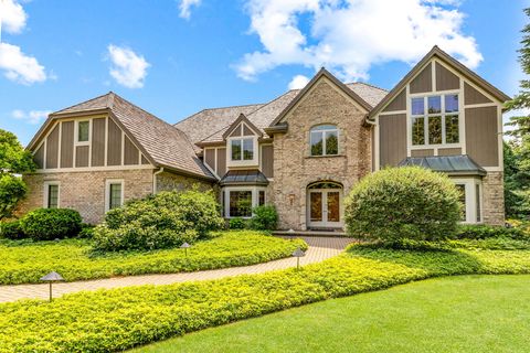 Photo of 10410 N Pine Ridge Cir, Mequon, WI 53092 (MLS # 1923824)