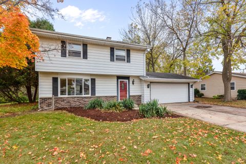 Photo of 104 W Stoney Ridge Way, Saukville, WI 53080 (MLS # 1940392)