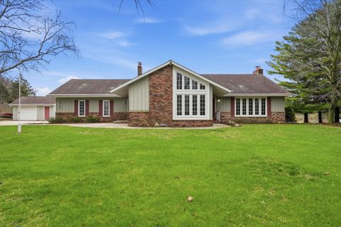 Photo of 2009 Deerfield Dr, Saukville, WI 53080 (MLS # 1958313)