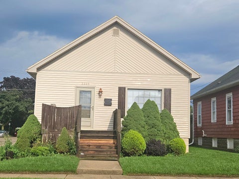 Photo of 2225 Geneva St, Racine, WI 53402 (MLS # 1982993)