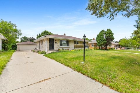 Photo of 5737 N 80th St, Milwaukee, WI 53218 (MLS # 1969340)