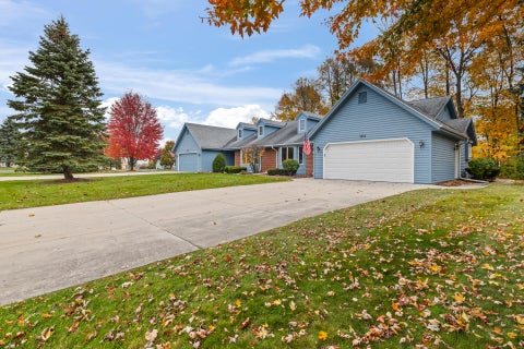 Photo of 1514 Ridgewood Dr, West Bend, WI 53095 (MLS # 1986489)
