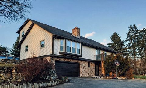 Photo of N57W26446 Mountain Meadows Dr, Lisbon, WI 53089 (MLS # 1954531)