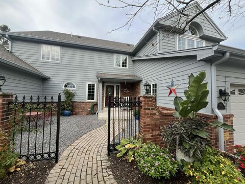 Photo of 7418 W Morningside Ct, Franklin, WI 53132 (MLS # 1928626)