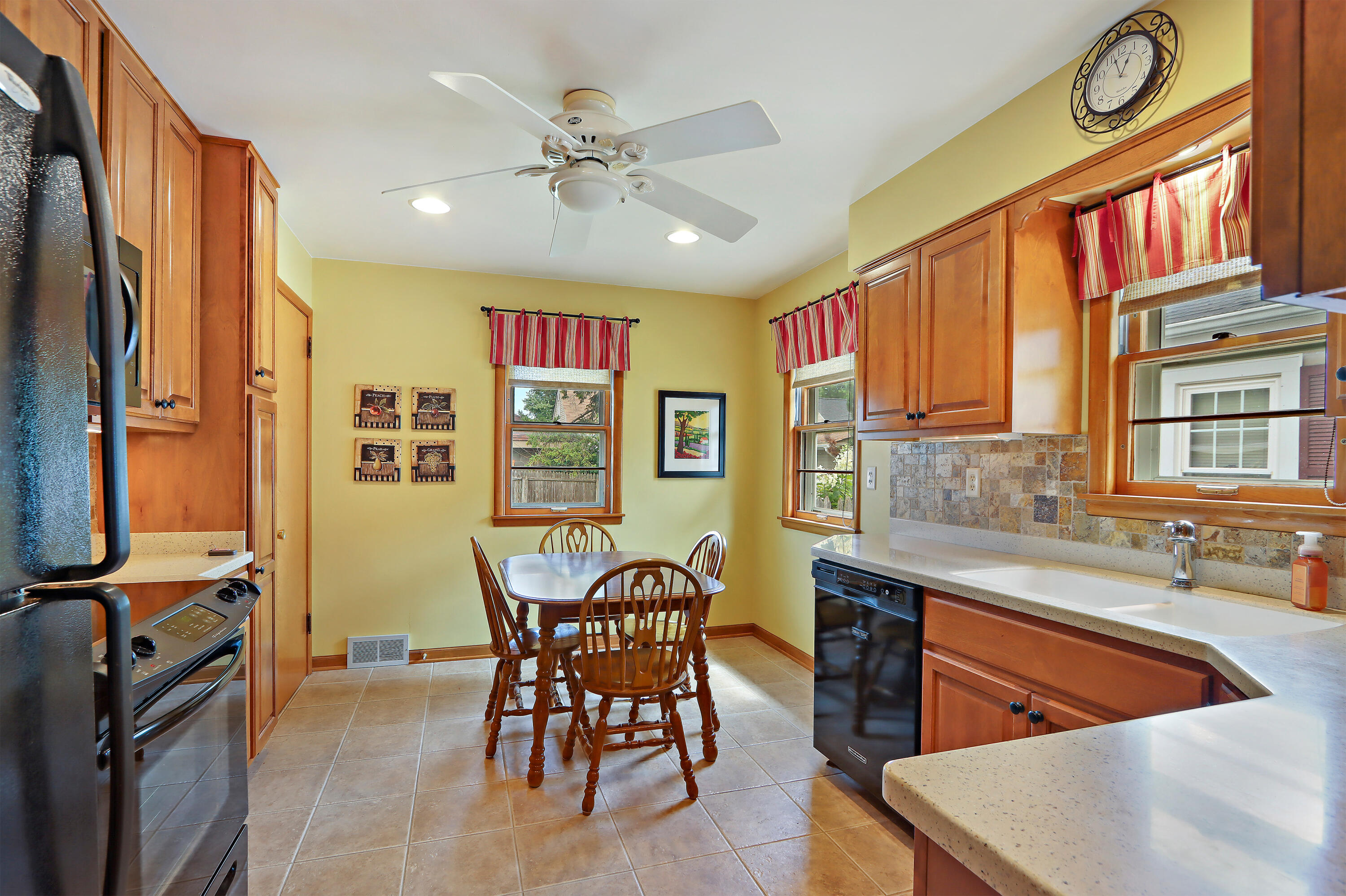 Kenosha, Wisconsin 53142, United States, 3 Bedrooms Bedrooms, ,1 BathroomBathrooms,Residential,Pending,190024