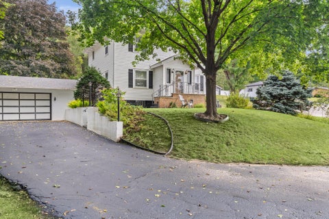 Photo of 858 Vista Ct N, La Crosse, WI 54603 (MLS # 1981470)