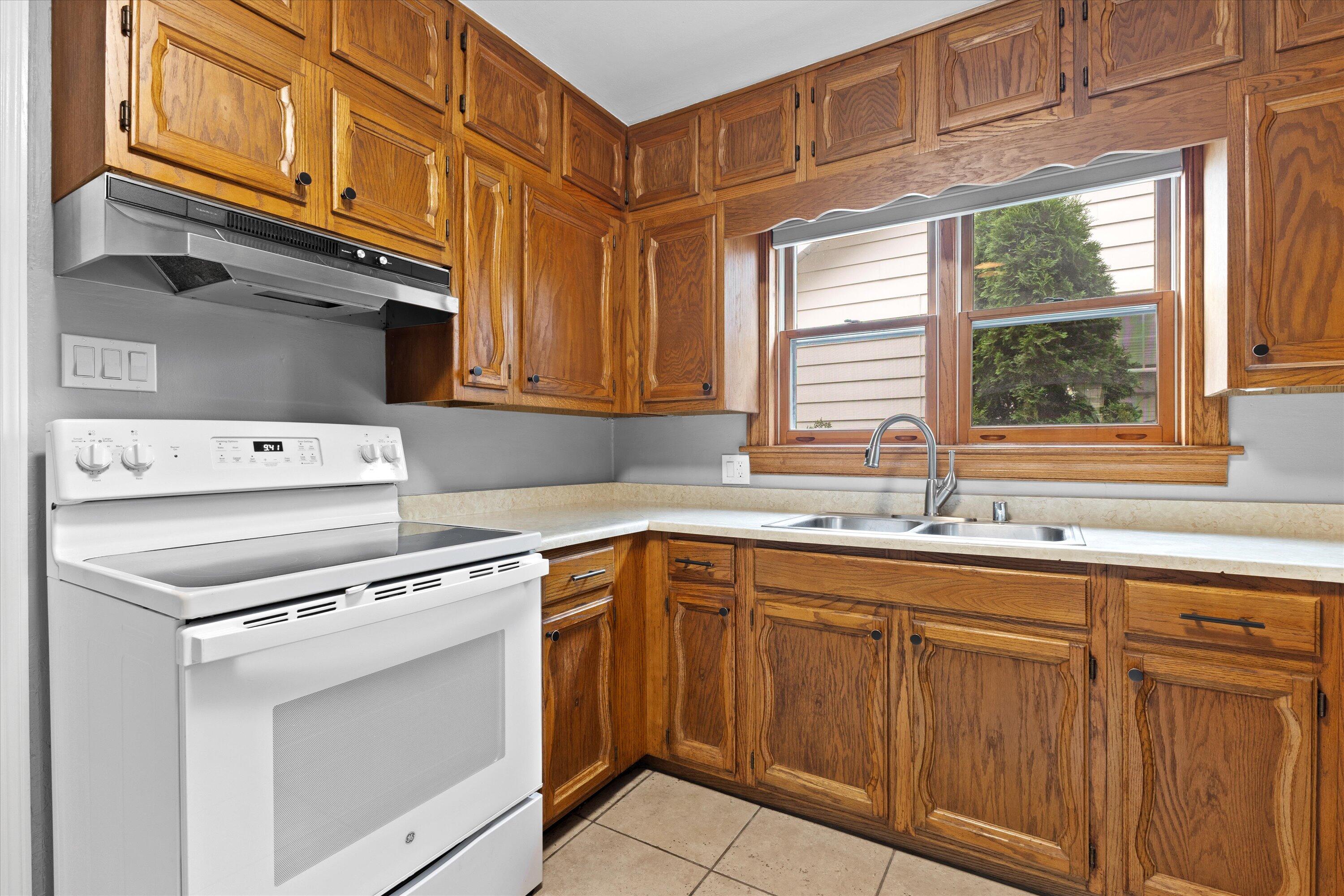 Milwaukee, Wisconsin 53207, United States, 2 Bedrooms Bedrooms, ,1 BathroomBathrooms,Residential,Active,185415