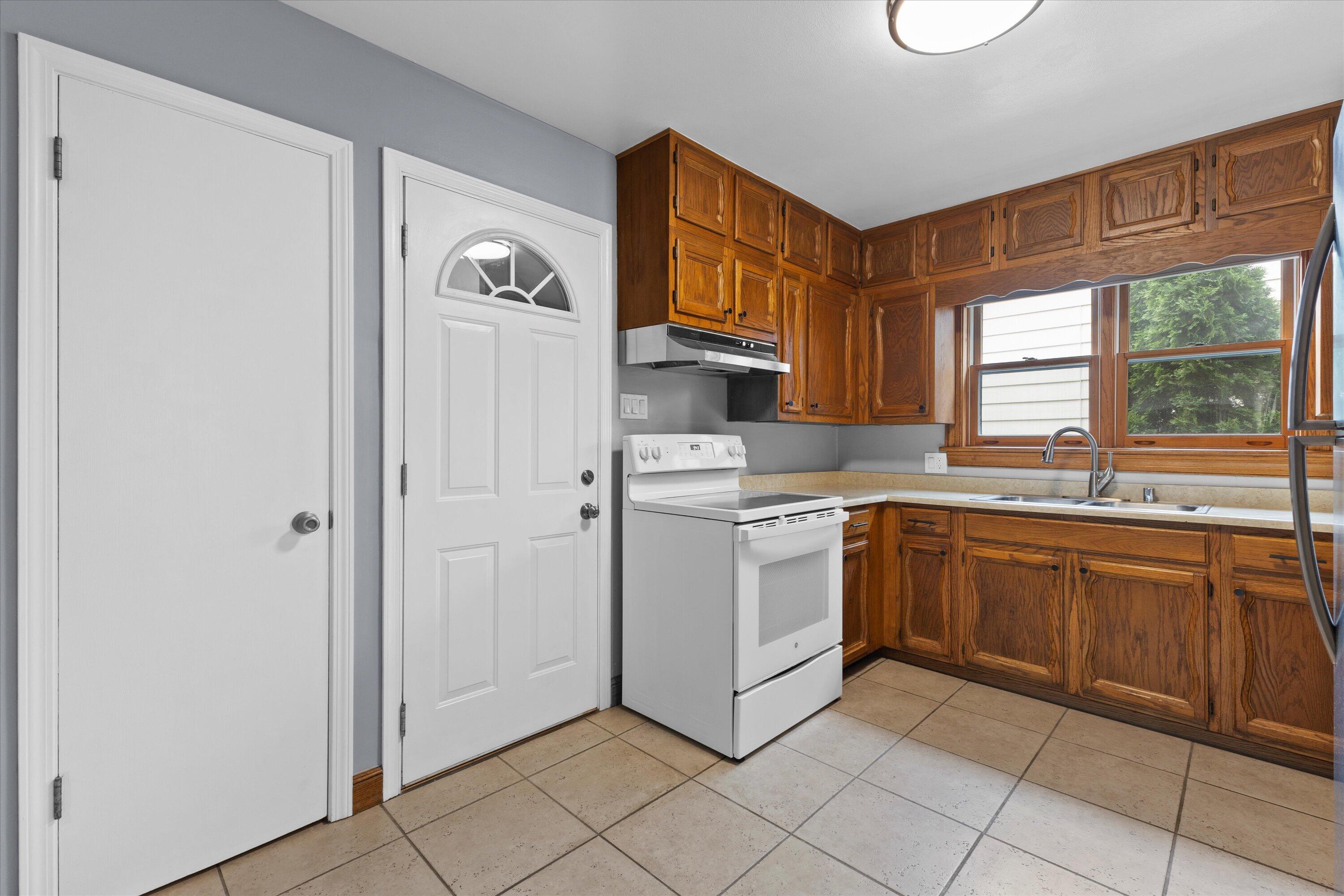 Milwaukee, Wisconsin 53207, United States, 2 Bedrooms Bedrooms, ,1 BathroomBathrooms,Residential,Active,185415