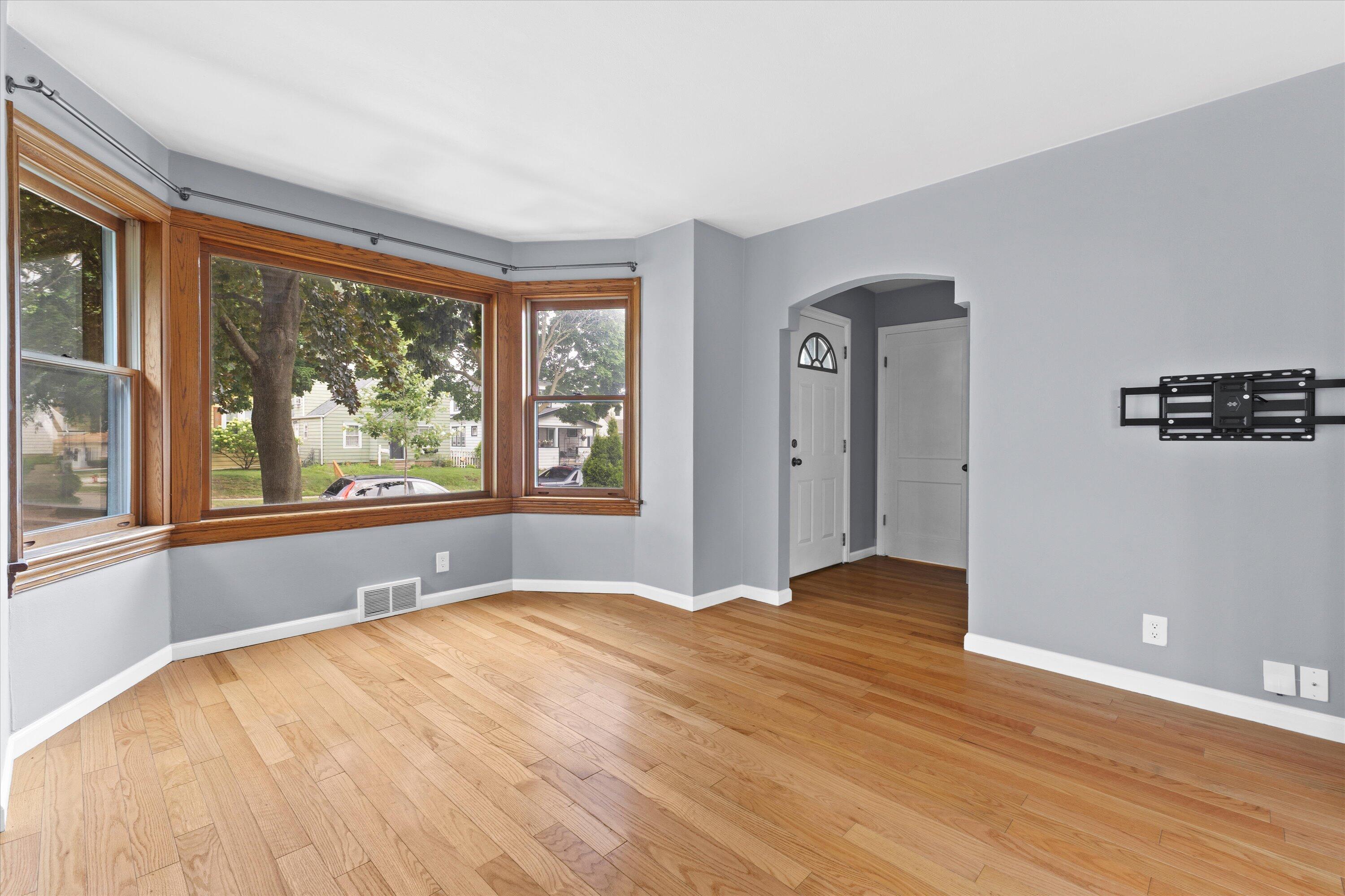 Milwaukee, Wisconsin 53207, United States, 2 Bedrooms Bedrooms, ,1 BathroomBathrooms,Residential,Active,185415