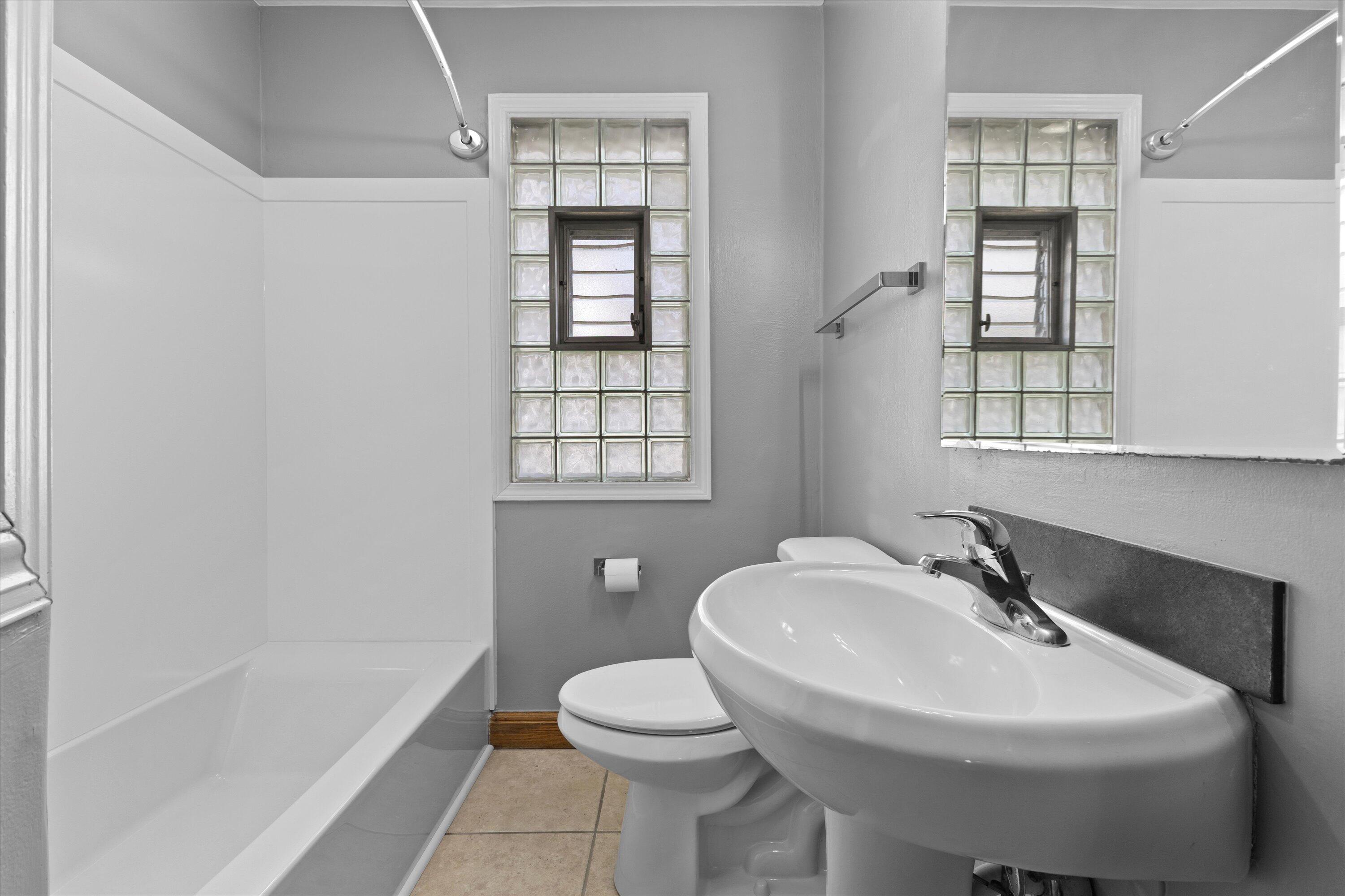 Milwaukee, Wisconsin 53207, United States, 2 Bedrooms Bedrooms, ,1 BathroomBathrooms,Residential,Active,185415