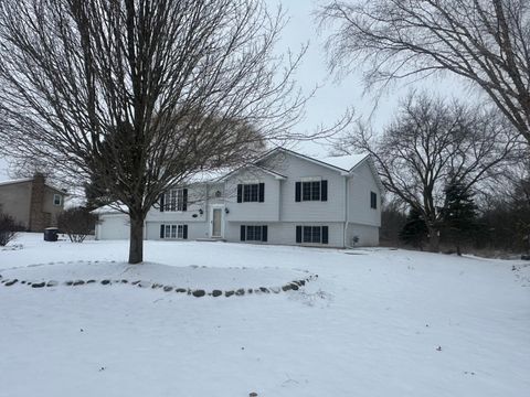 Photo of 7765 S Mission Dr, Franklin, WI 53132 (MLS # 1947518)