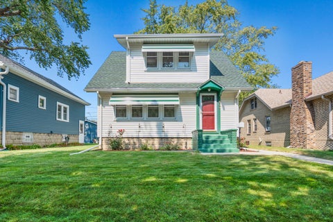 Photo of 804 Park Ave, South Milwaukee, WI 53172 (MLS # 1934246)