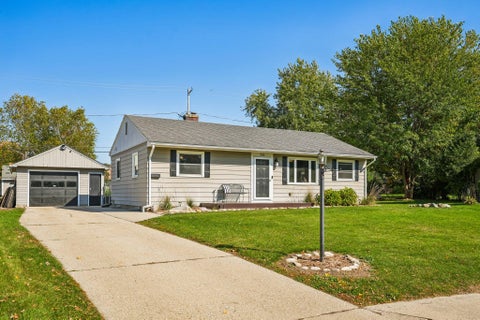 Photo of 256 Ivy Pl, West Bend, WI 53095 (MLS # 1984613)