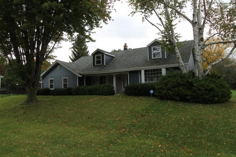Photo of 1306 Carlin Ct, Burlington, WI 53105 (MLS # 1984798)