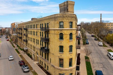 Photo of 1818 N Water St, Milwaukee, WI 53202 (MLS # 1916101) Photo of 1818 N Water St, Milwaukee, WI 53202 (MLS # 1916101)