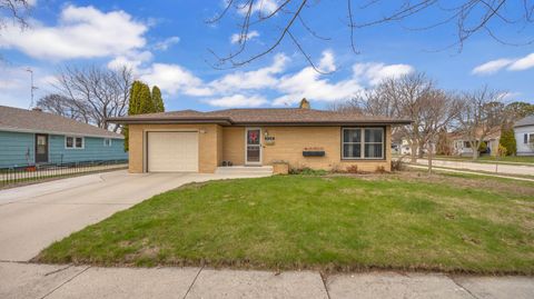 Photo of 904 Mead Ave, Sheboygan, WI 53081 (MLS # 1958491)