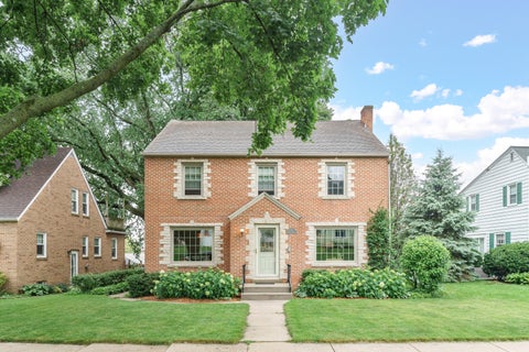 Photo of 910 Harvey Ave, Watertown, WI 53094 (MLS # 1969053)