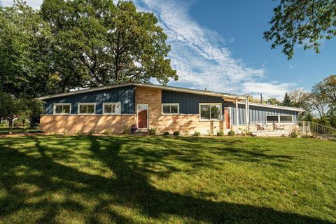 Photo of 1980 Lone Oak Cir E, Brookfield, WI 53045 (MLS # 1938198)