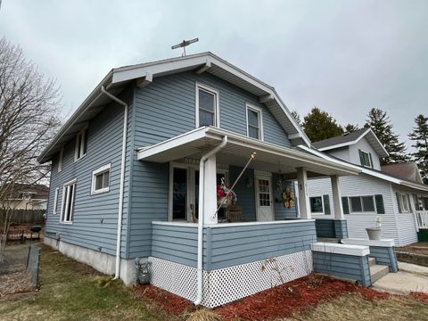 Photo of 924 N 8th St, Manitowoc, WI 54220 (MLS # 1955950)