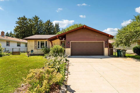 Photo of 708 Riverview Dr, West Bend, WI 53095 (MLS # 1971688)