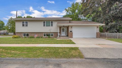 Photo of 1520 Columbia Ave, Oshkosh, WI 54901 (MLS # 1968098)