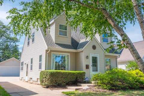 Photo of 1161 Elm Lawn St, Wauwatosa, WI 53213 (MLS # 1977659)