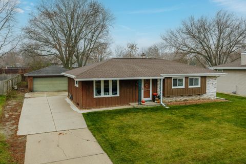 Photo of 1023 Knollwood Dr, Saukville, WI 53080 (MLS # 1943981)