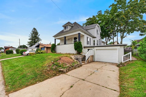 Photo of 2423 Cleveland Pl, South Milwaukee, WI 53172 (MLS # 1984436)