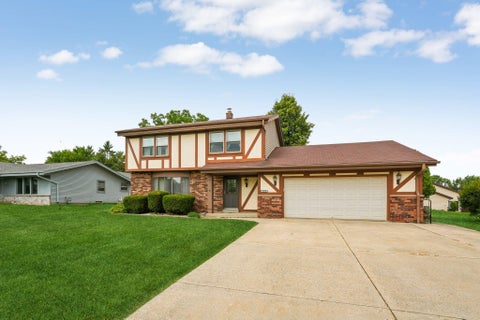 Photo of 15170 W Kingsway Dr, New Berlin, WI 53151 (MLS # 1925252)
