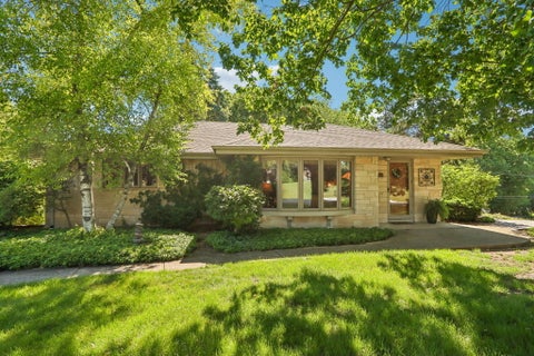 Photo of 780 Michael Dr, Brookfield, WI 53045 (MLS # 1977815)