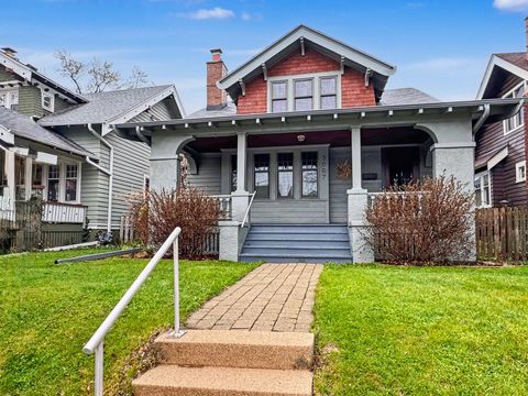 Photo of 3007 N Newhall St, Milwaukee, WI 53211 (MLS # 1958633)